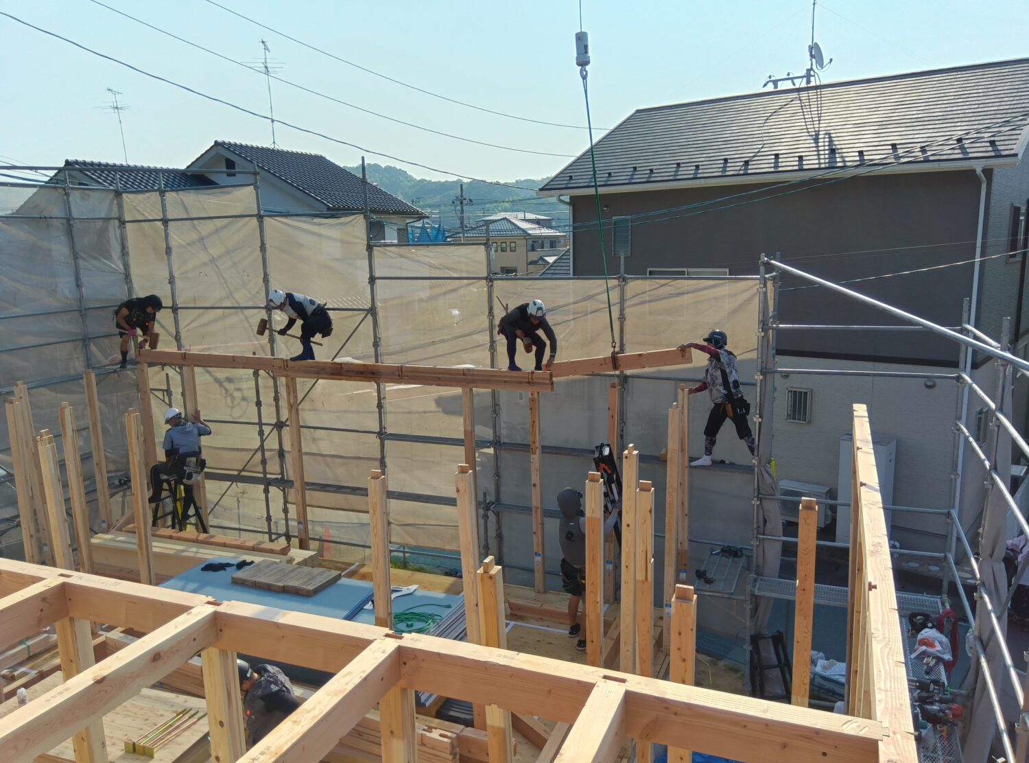 広島で注文住宅ならアイデザインホーム アイデザインホームの現場リポート 上棟の現場リポート 大工さんが次々と木材を組み立てている様子