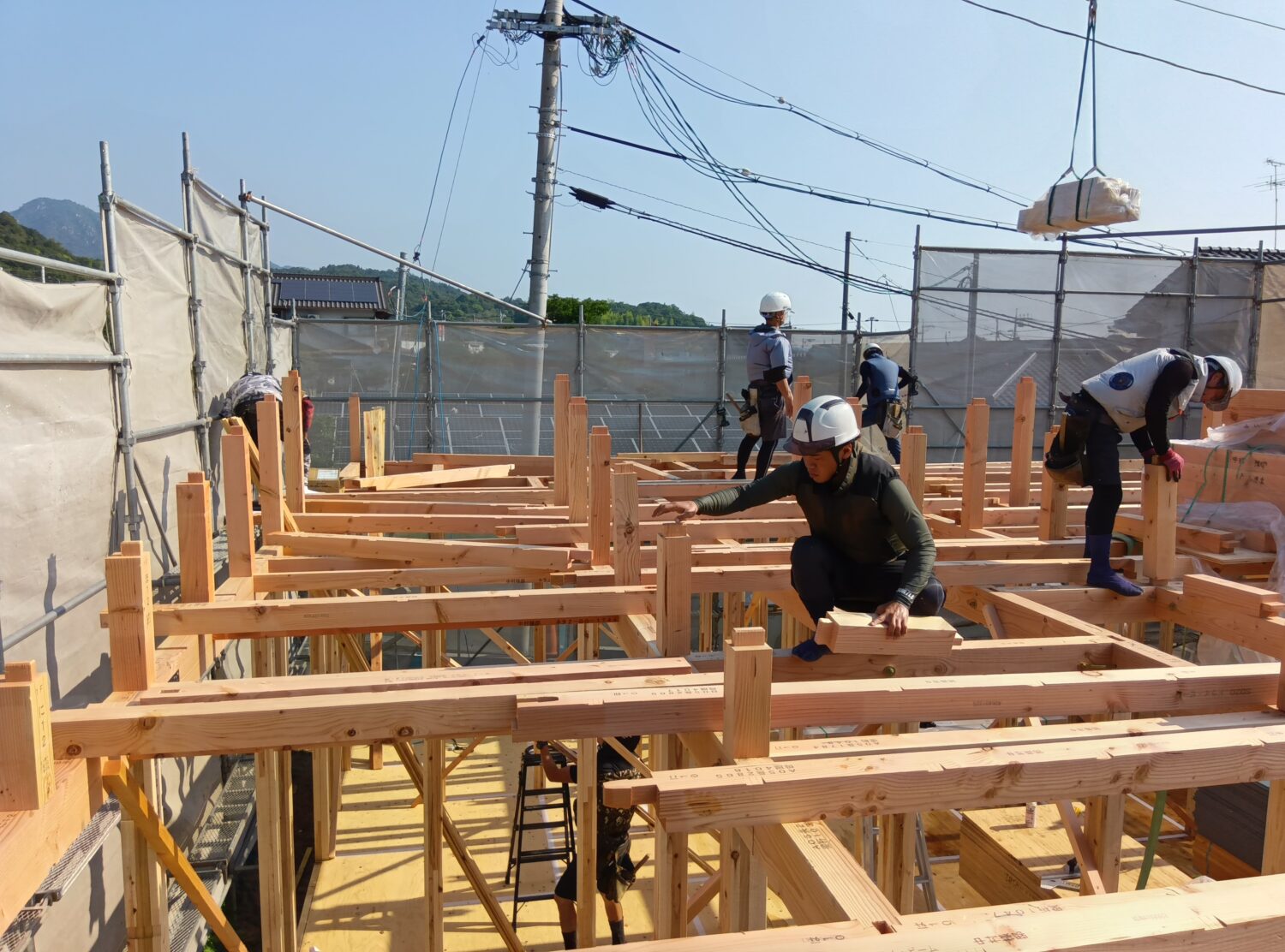 広島で注文住宅ならアイデザインホーム アイデザインホームの現場リポート 上棟の現場リポート 大工が木材を組み立てる様子