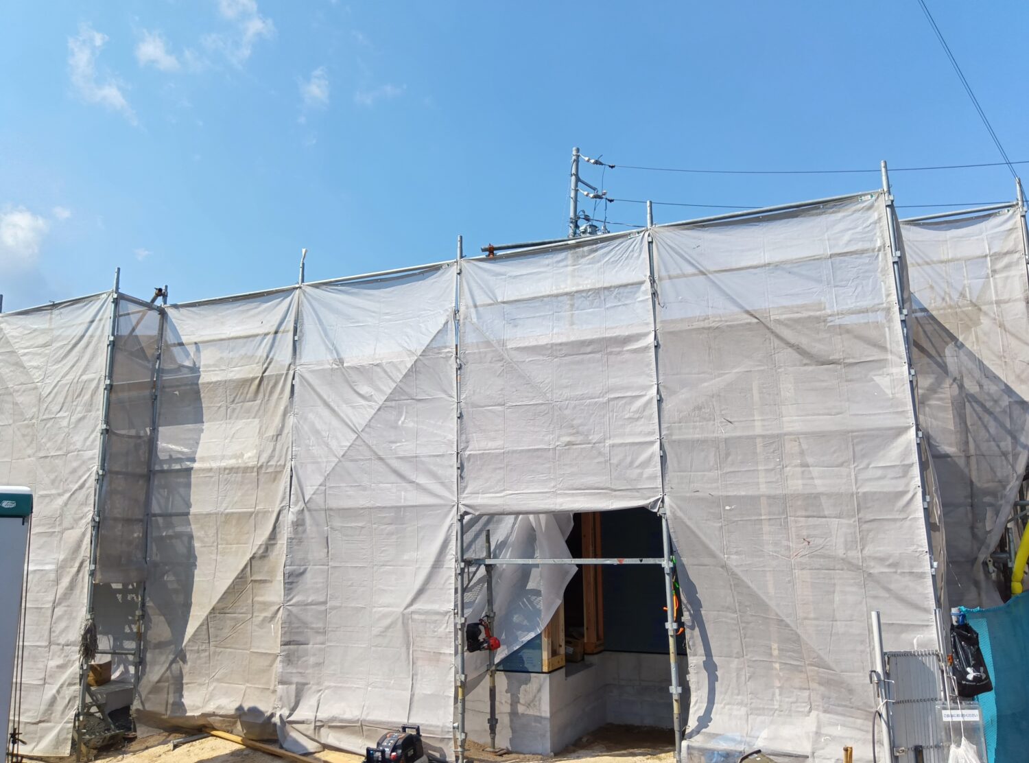 広島で注文住宅ならアイデザインホーム アイデザインホームの現場リポート 上棟の現場リポート シートをまいて上棟が完了された様子