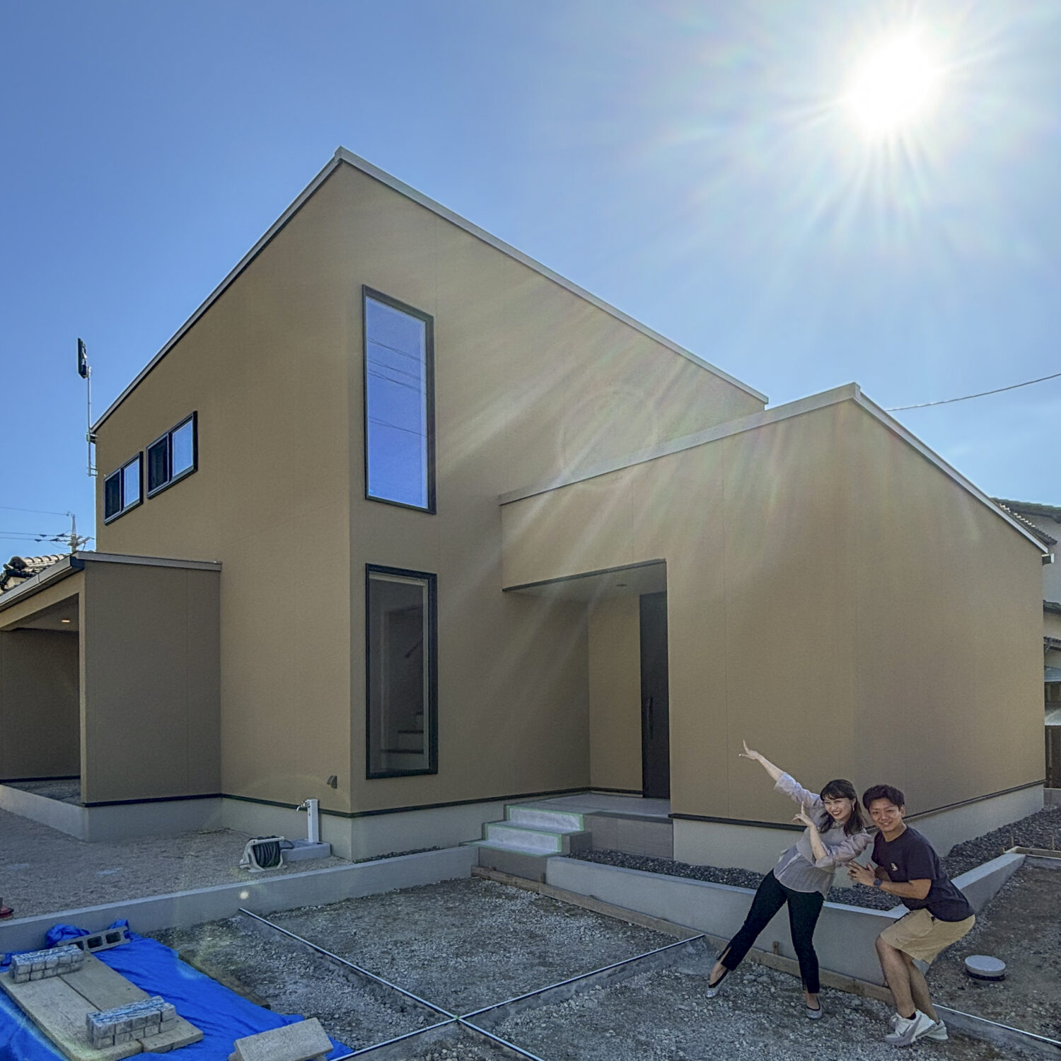 広島で注文住宅ならアイデザインホーム　美鈴が丘東でお引渡し　外で記念撮影