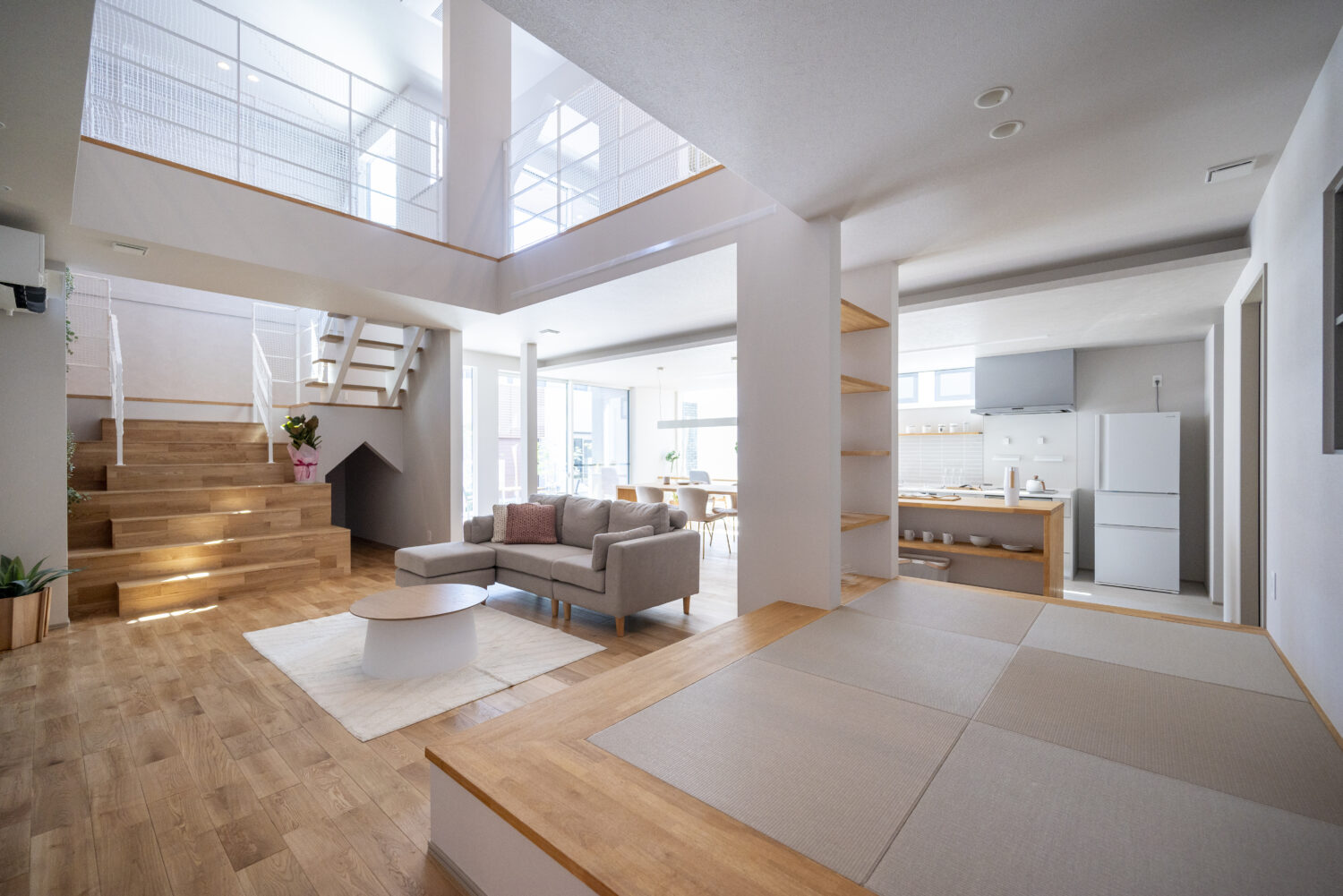 2024年9月に大府展示場が新しくオープンします 愛知県の注文住宅はアイデザインホーム アイアン手摺の付いた吹抜はLDKに光を届けます