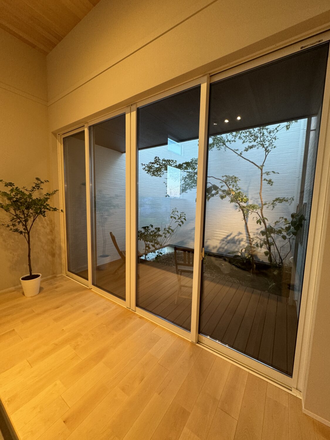 注文住宅ならアイデザインホーム 岡山県で注文住宅 RSKハウジングプラザ RSKバラ園展示場 中庭を囲むことでカーテンレスな住まい