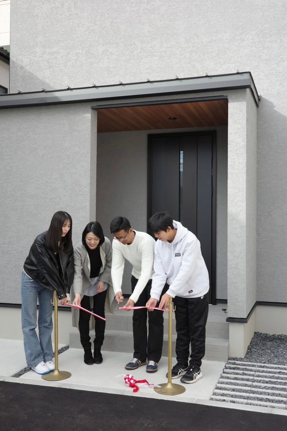 注文住宅ならアイデザインホーム　広島の注文住宅　アイデザインホームの現場リポート　お引渡しの現場リポート　家族全員でテープカットをしているところ