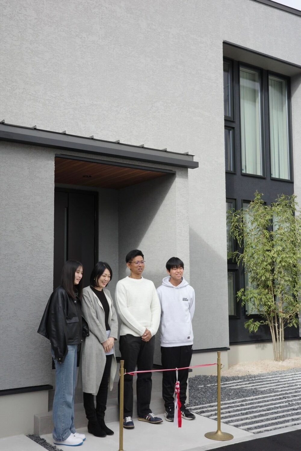 注文住宅ならアイデザインホーム　広島の注文住宅　アイデザインホームの現場リポート　お引渡しの現場リポート　建物の前で記念撮影