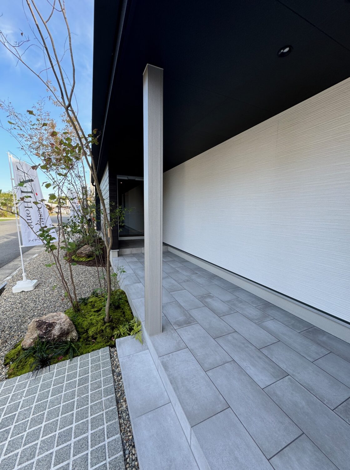 注文住宅ならアイデザインホーム 岡山県で注文住宅 RSKハウジングプラザ RSKバラ園展示場 晴れた日のアイデザインホームバラ園展示場のアプローチ