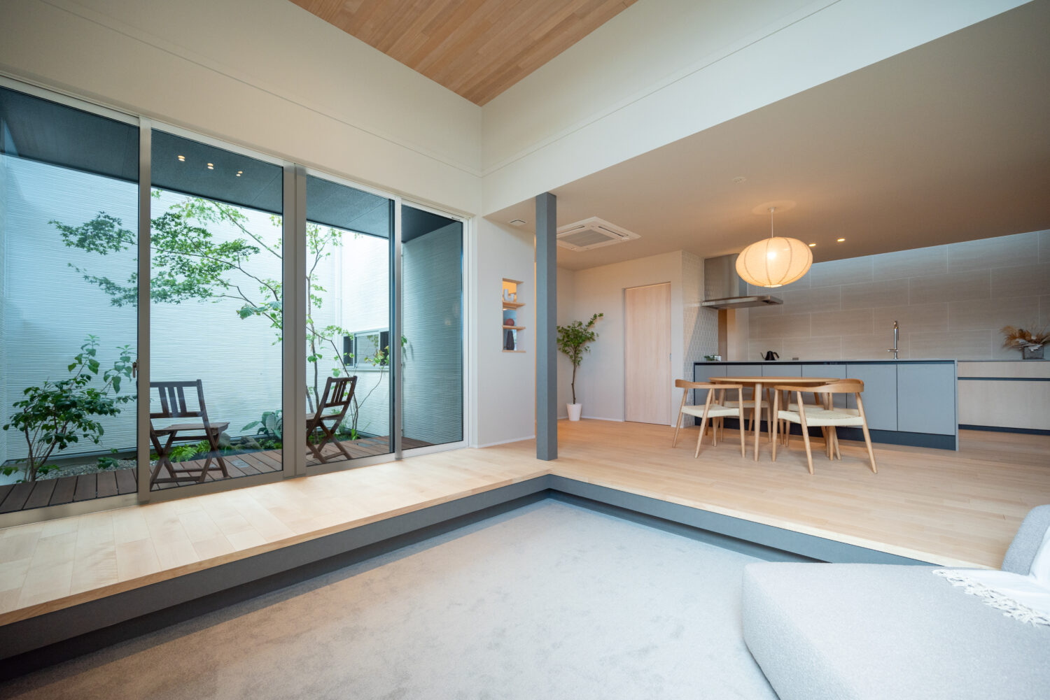 岡山、倉敷の注文住宅を手掛けるアイデザインホームのRSK展示場のLDK。
2024年9月に岡山市北区のRSKハウジングプラザにオープンします。
