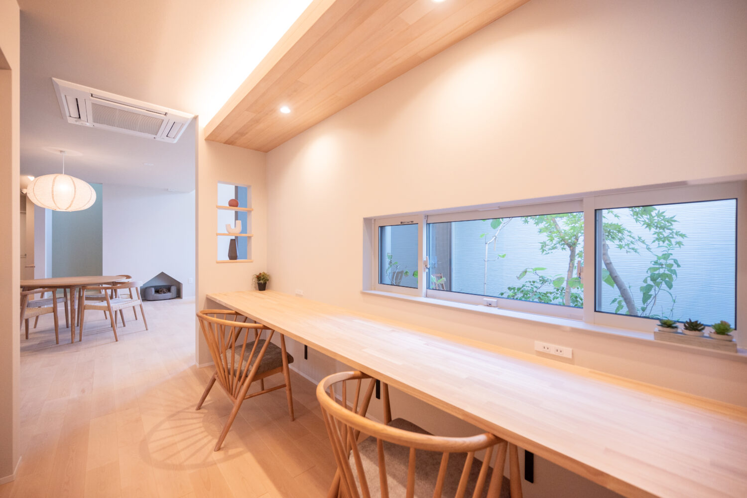 岡山、倉敷の注文住宅を手掛けるアイデザインホームのRSK展示場の中庭に面したスタディスペース。
LDKと繋がる空間で家族の存在を感じながら仕事や勉強に集中できます。