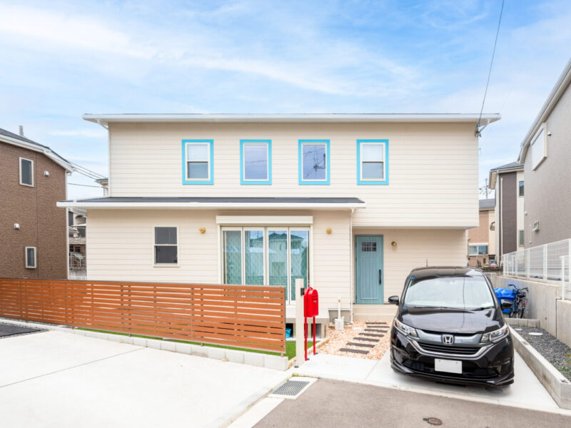 大阪の注文住宅はアイデザインホーム ホワイトと宮古ブルーでまとめたカリフォルニアスタイルの家 ”海のカフェ”がコンセプトというこちらのお住まい。爽やかな色味でまとめられたカリフォルニアスタイルの外観です。