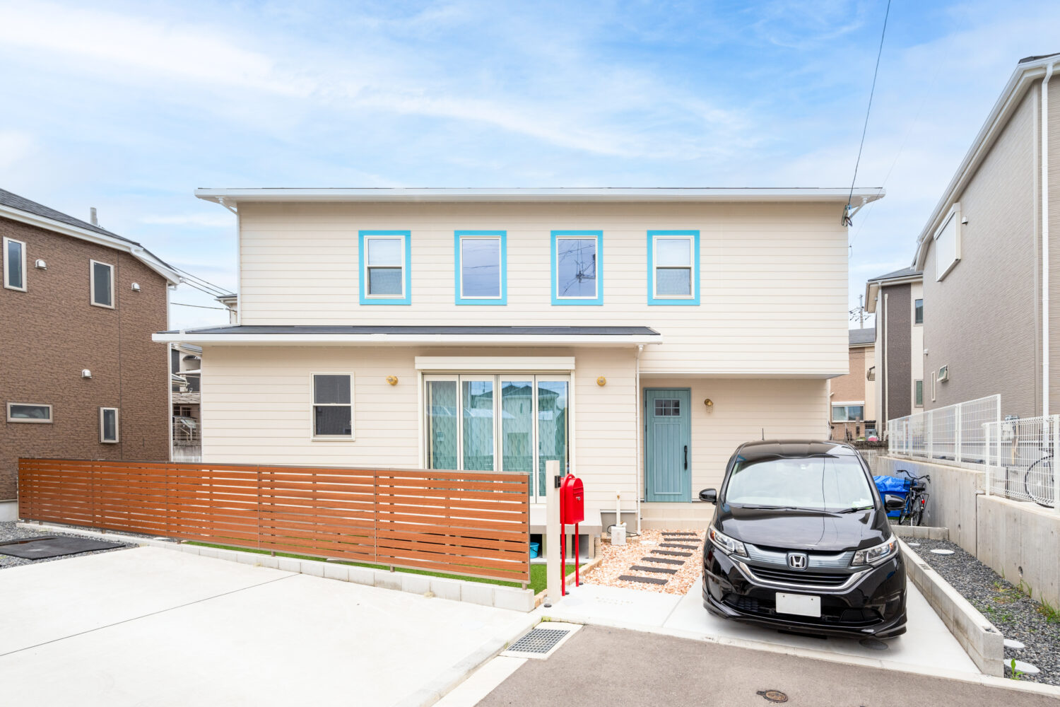 大阪の注文住宅はアイデザインホーム
ホワイトと宮古ブルーでまとめたカリフォルニアスタイルの家

”海のカフェ”がコンセプトというこちらのお住まい。爽やかな色味でまとめられたカリフォルニアスタイルの外観です。