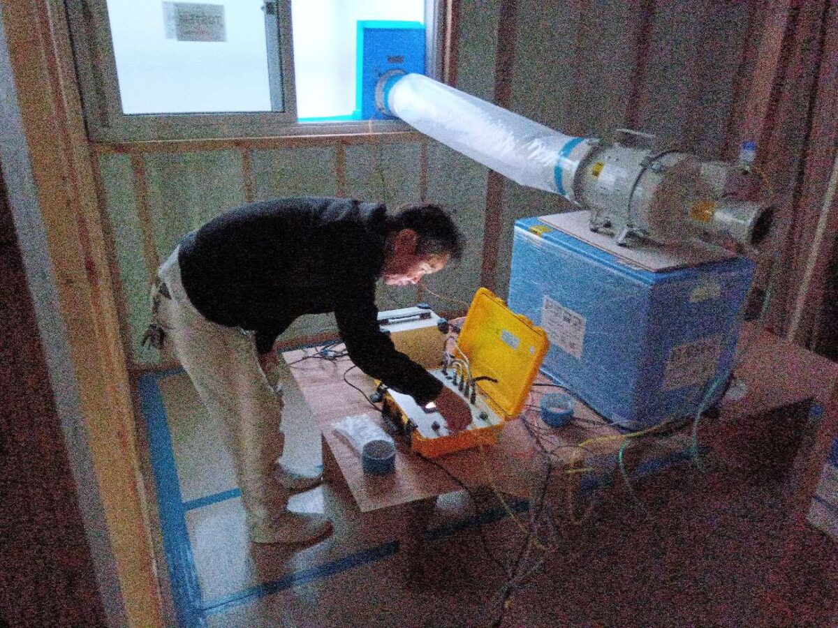 奈良の注文住宅はアイデザインホーム
生駒市にて気密測定を行いました。
アイデザインホームでは全棟気密測定を行っています。