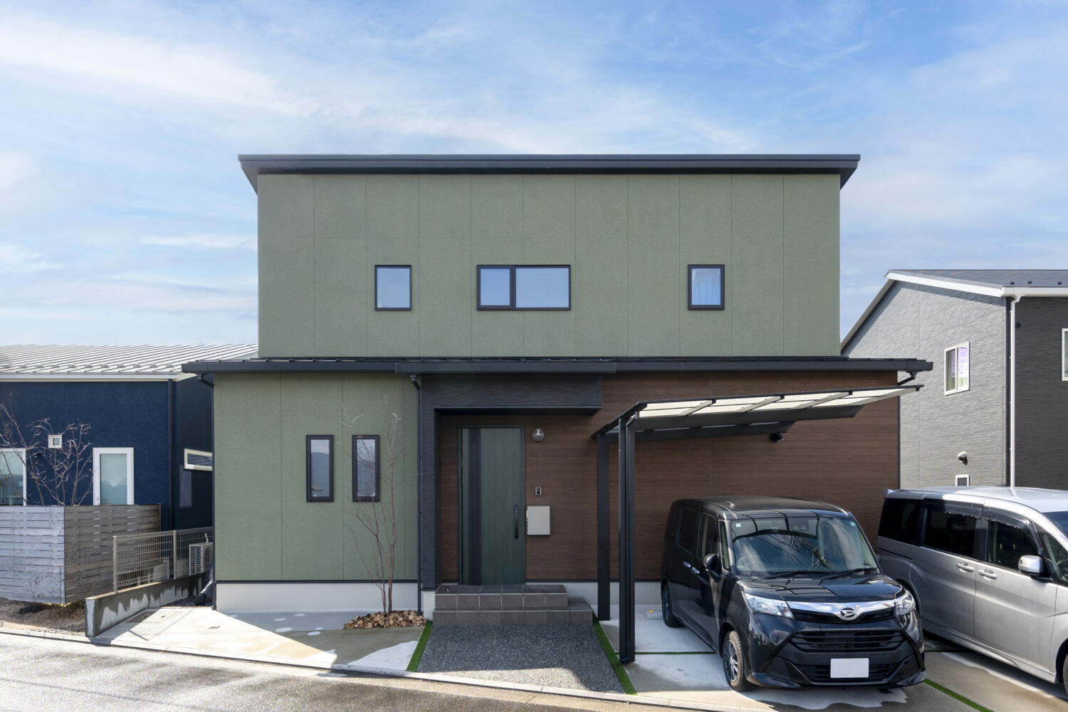 広島で注文住宅ならアイデザインホーム　アイデザインホームの実例集　グリーンと木目を組み合わせた外観。