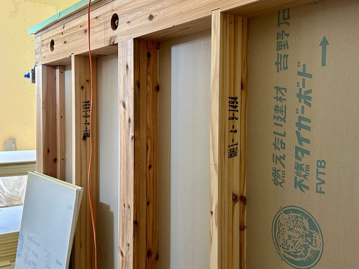 広島県で注文住宅ならアイデザインホーム　アイデザインホームの現場リポート　東広島の建て替え工事現場の様子　石膏ボードと木材