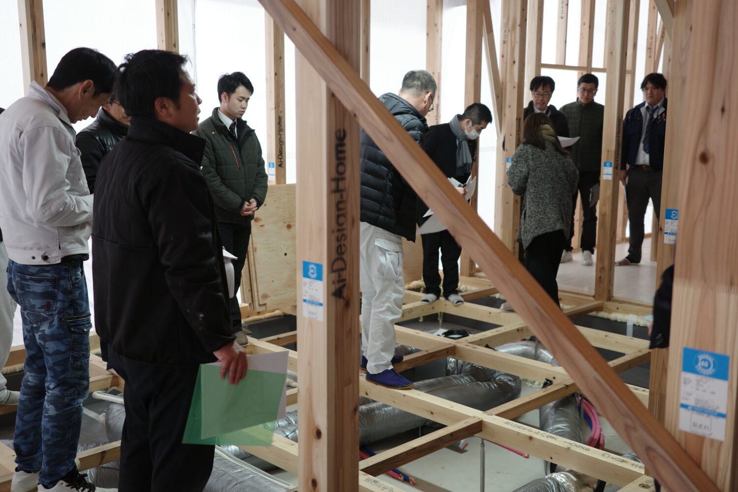 広島県で注文住宅ならアイデザインホーム アイデザインホームの現場リポート 勉強会の現場リポート 東広島展示場の建て替え 勉強会に参加している人たち