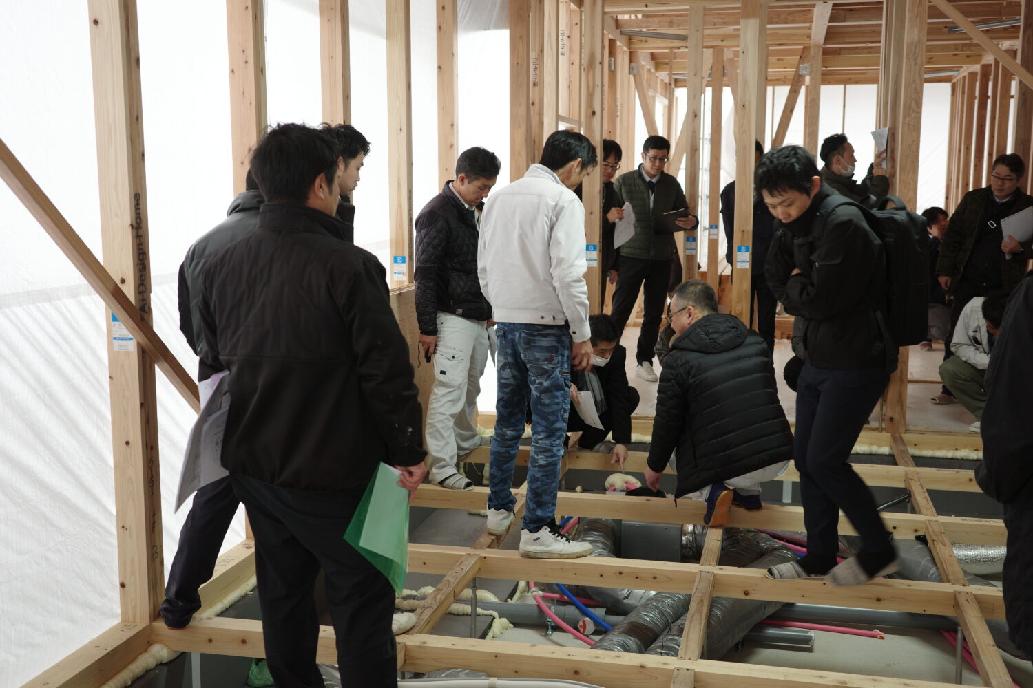 広島県で注文住宅ならアイデザインホーム アイデザインホームの現場リポート 勉強会の現場リポート 東広島展示場の建て替え 換気システムの説明を受ける様子