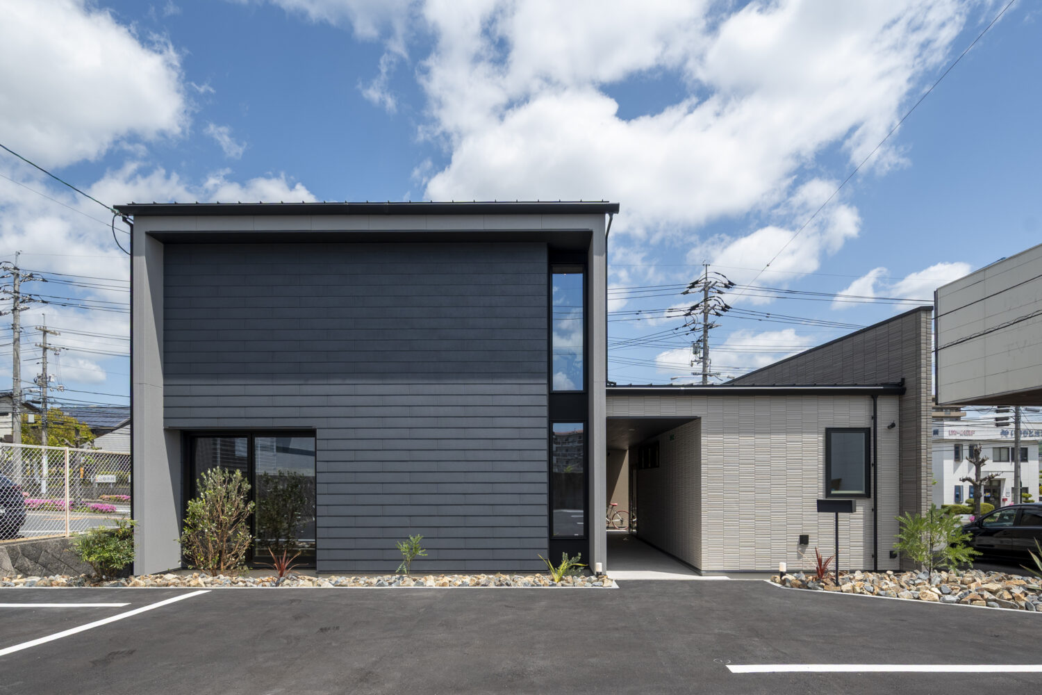 広島の注文住宅はアイデザインホーム
2025年4月29日に東広島展示場がリニューアルオープンしました
平屋と2階建てを一度に見ることができ、断熱等級6を備えた省エネ性能を体感いただけるモデルハウスです。
