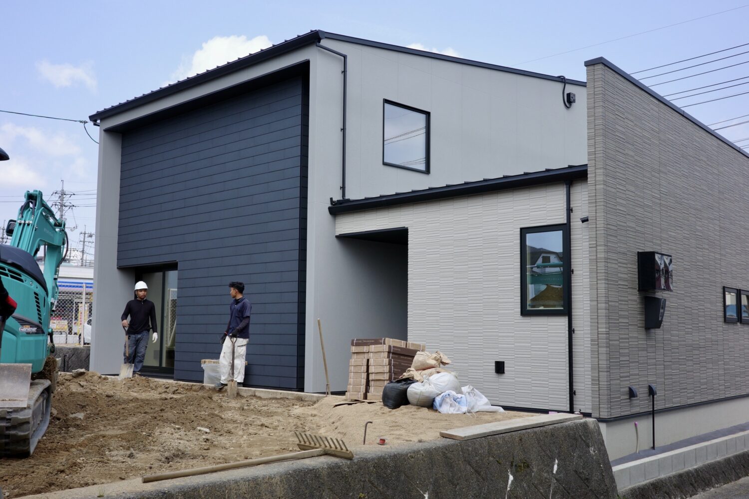 広島県で注文住宅ならアイデザインホーム　アイデザインホームの現場リポート　4/29(火)にリニューアルオープンする東広島展示場　外構の工事を行っている様子
