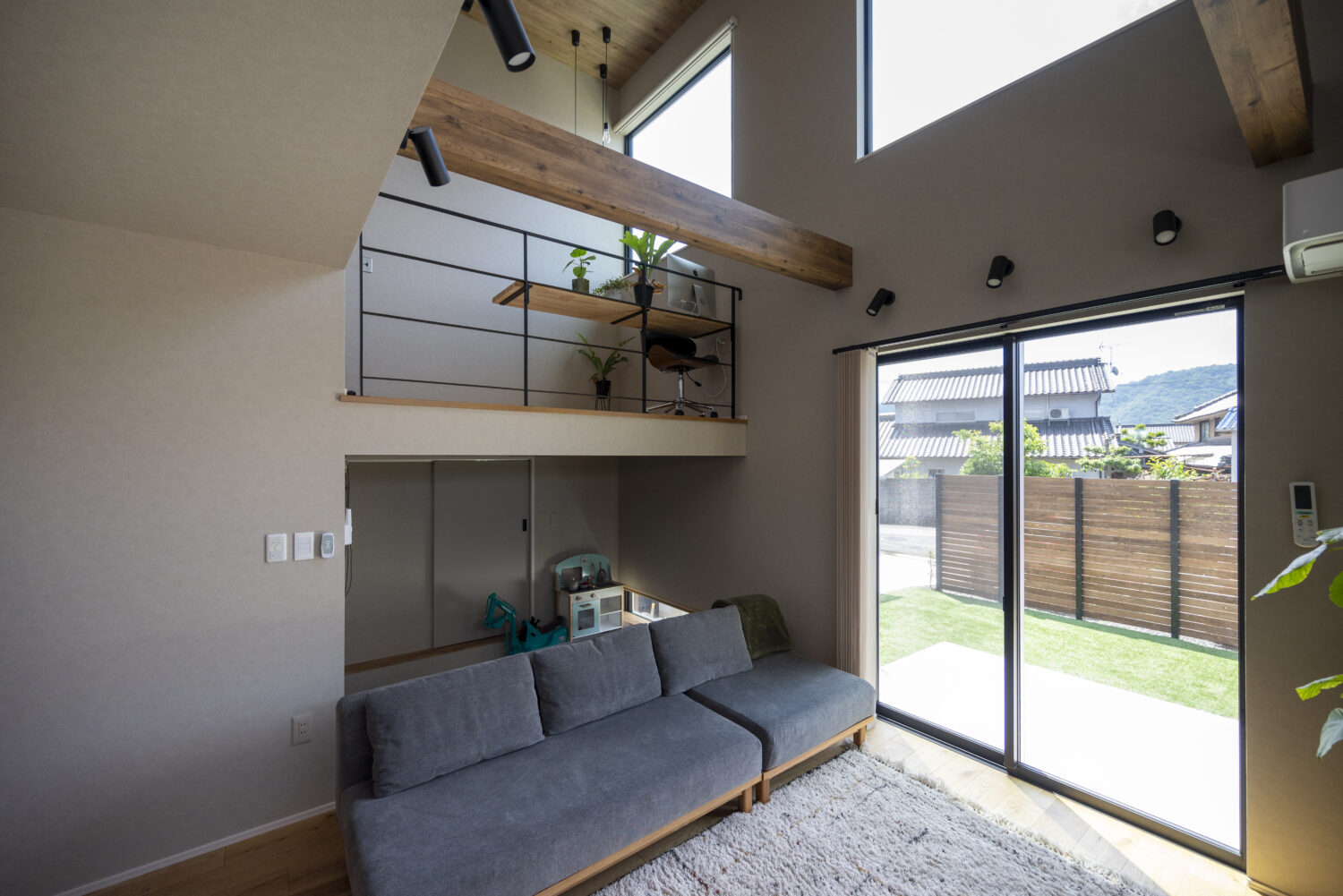 アイデザインホーム施工例|広島・山口・岡山・大阪・奈良・三重・愛知・岐阜に対応、視線動線と吹き抜けで開放感を演出したコンパクトなリビングとスキップフロア
