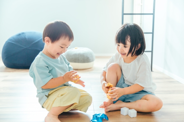 気密性が暮らしに与える影響| C値0.5以下が当たり前になる理由|注文住宅ならアイデザインホーム|子どもたちが裸足で遊んでいる様子