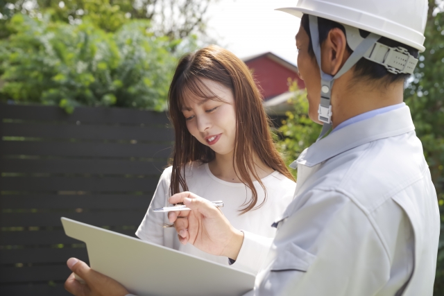 気密性が暮らしに与える影響| C値0.5以下が当たり前になる理由|注文住宅ならアイデザインホーム|現場監督がお施主様と話している様子