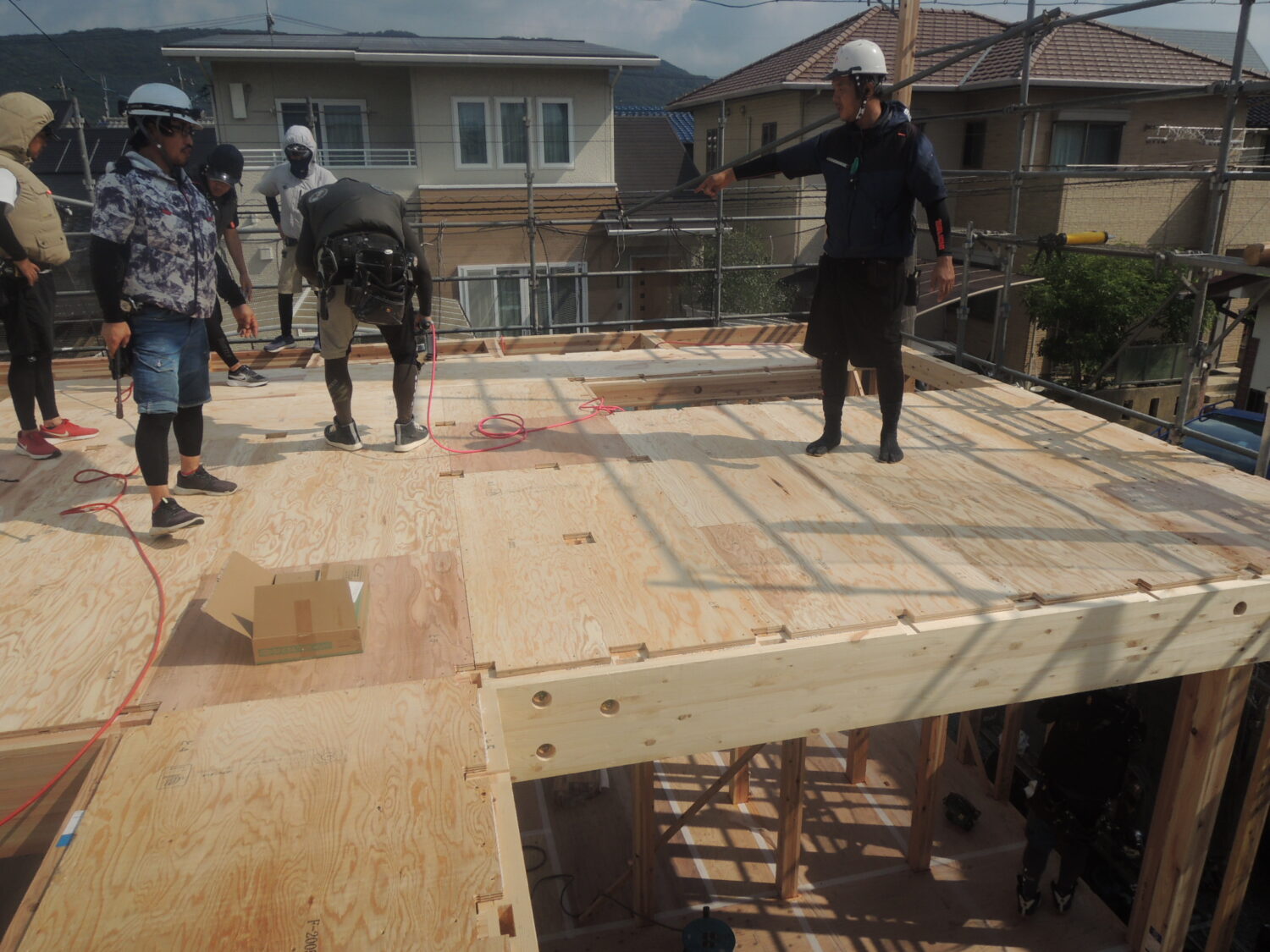 岡山で注文住宅ならアイデザインホーム|上棟の現場リポート|大工職人さんが指示を出しながら施工している様子
