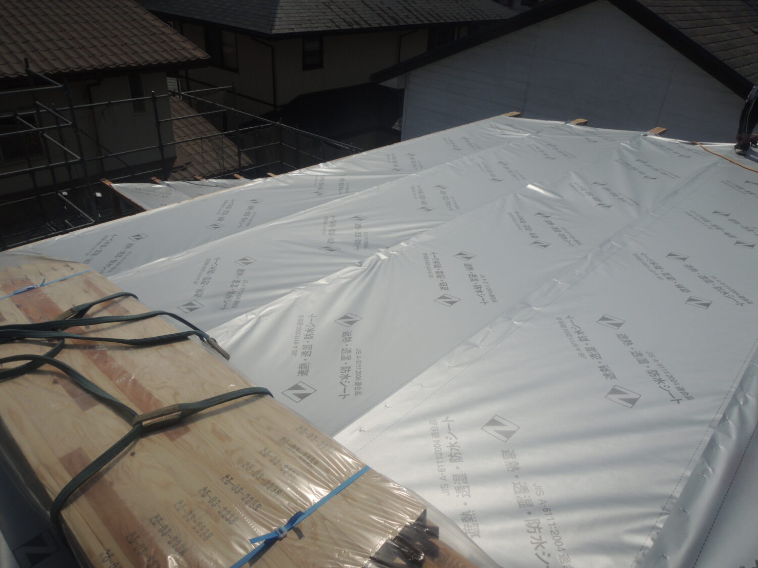 岡山で注文住宅ならアイデザインホーム|上棟の現場リポート|透湿・防水シートを施工した様子