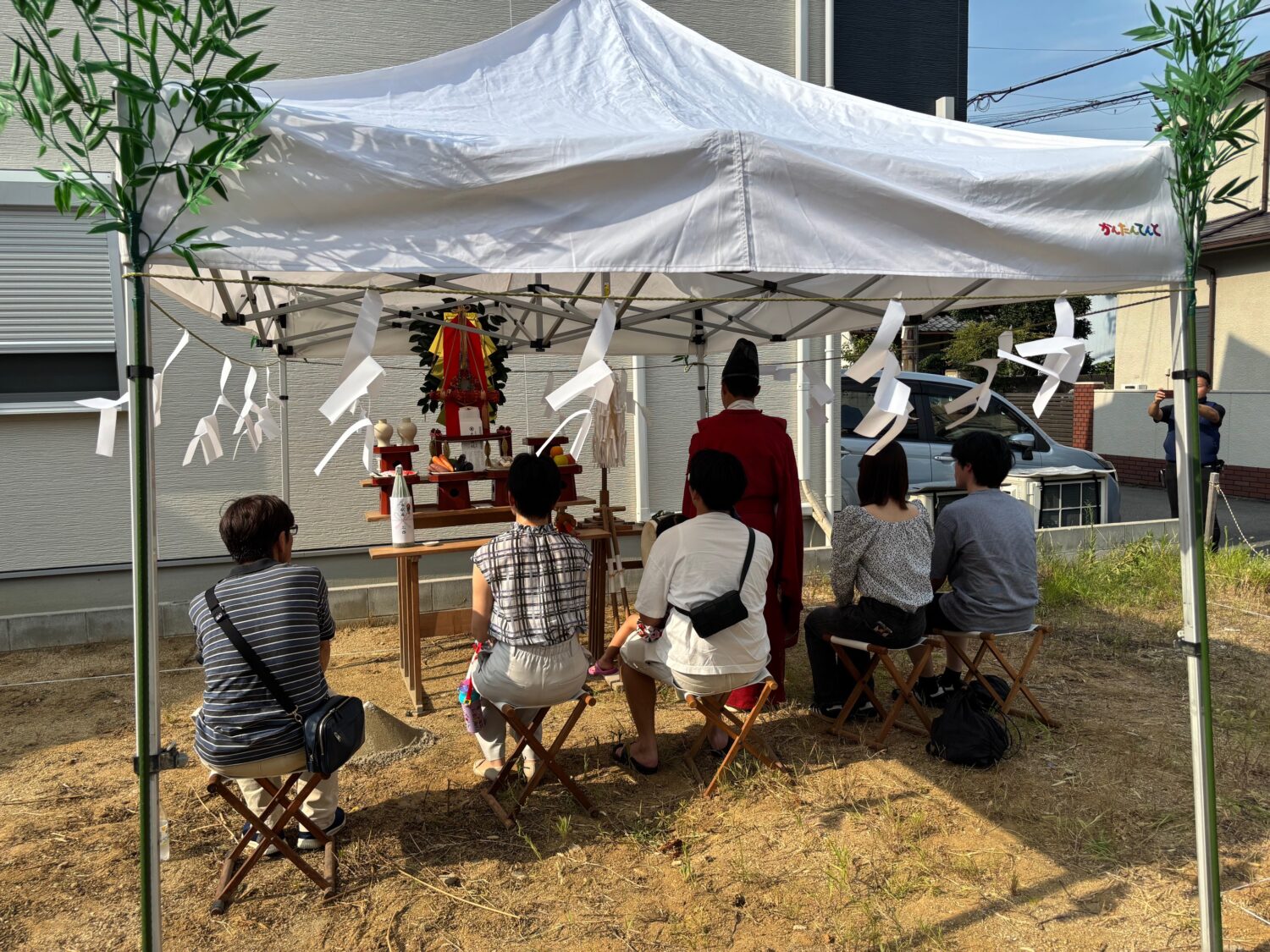 大阪で注文住宅ならアイデザインホーム|地鎮祭の現場リポート|神職が祝詞を読み上げている様子