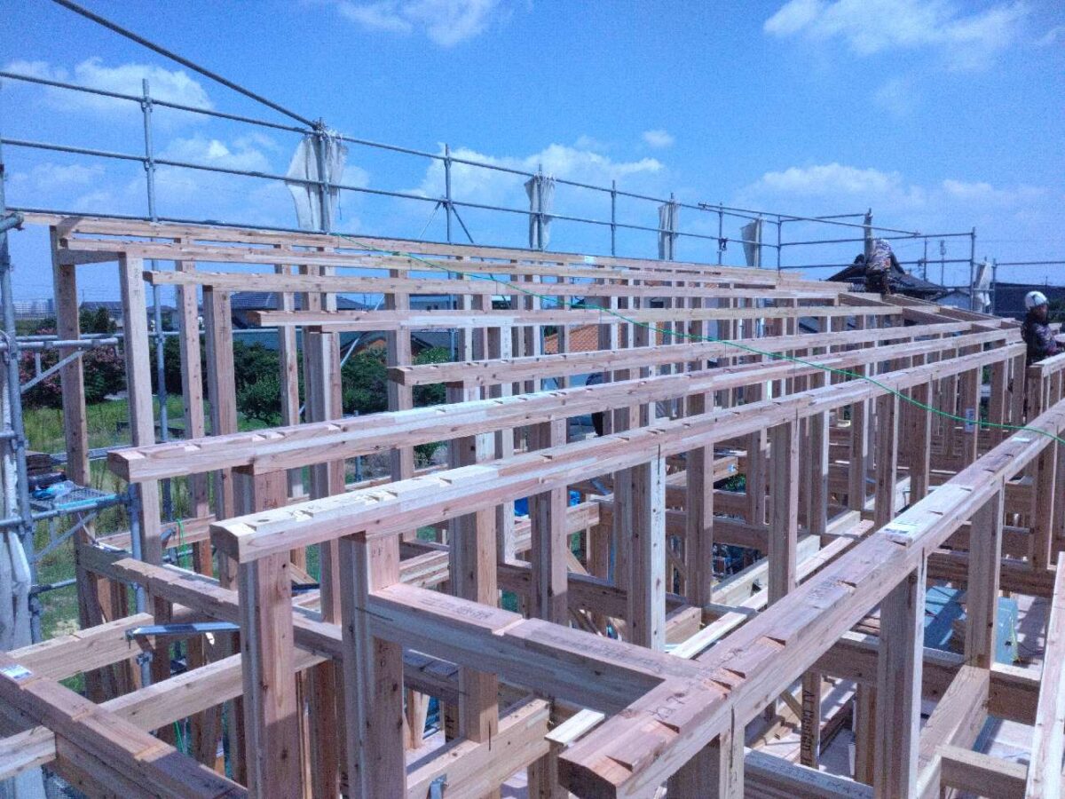 愛知で注文住宅ならアイデザインホーム|上棟の現場リポート|梁を施工している様子