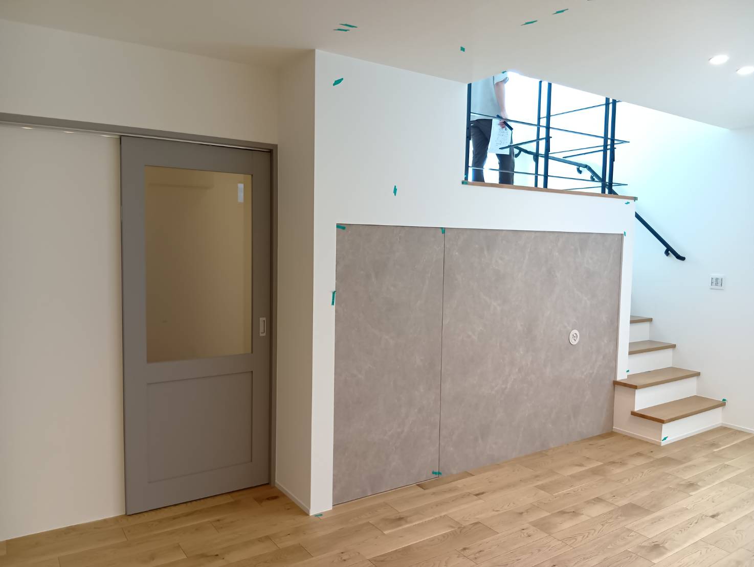 大阪で注文住宅ならアイデザインホーム｜社内検査の現場リポート｜くすみカラーのクロスと扉が映えるリビング