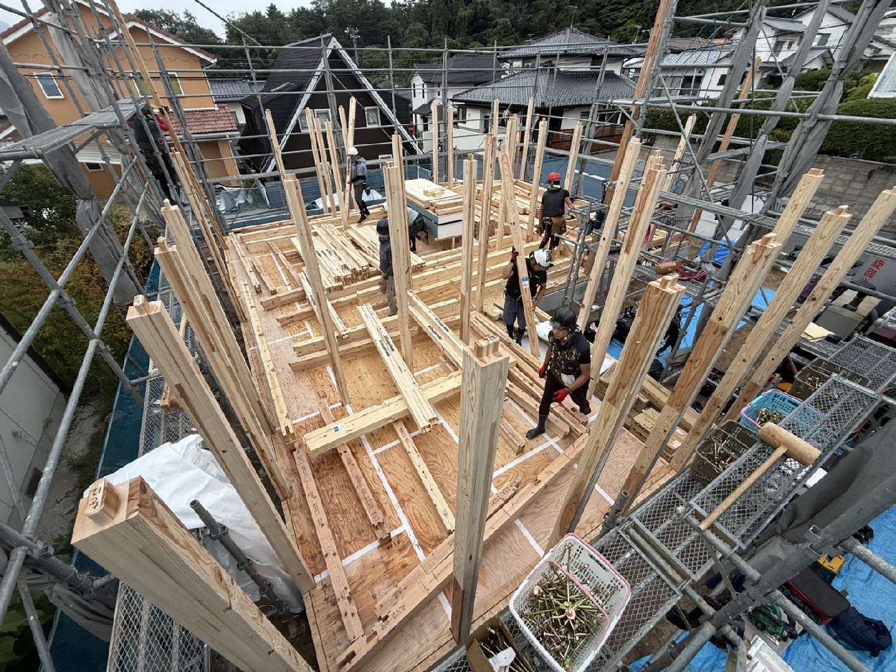 広島で注文住宅ならアイデザインホーム｜上棟の現場リポート｜職人さんたちが作業している様子