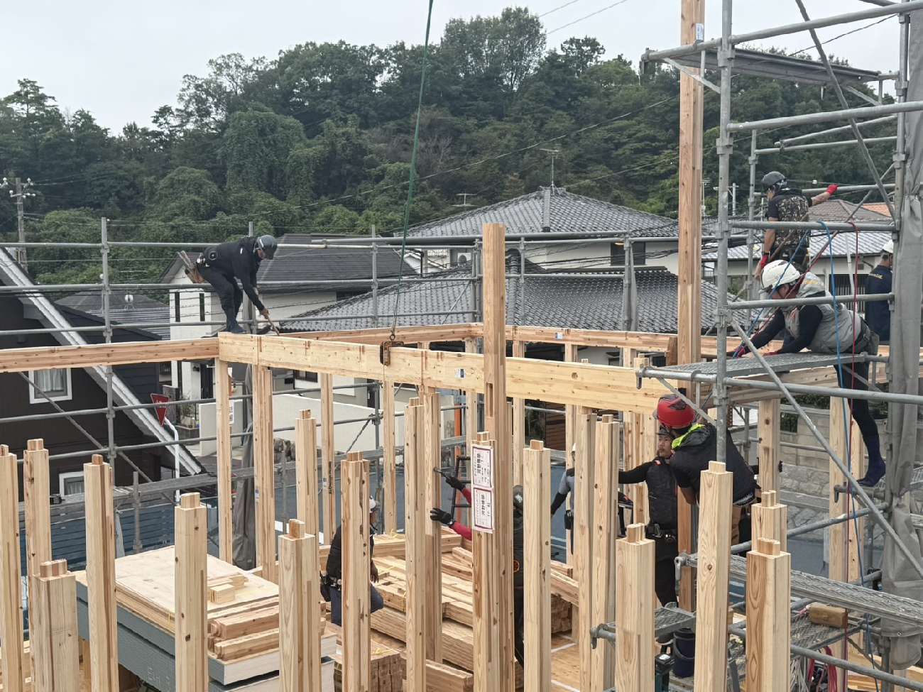 広島で注文住宅ならアイデザインホーム｜上棟の現場リポート｜職人さんたちが梁をかけている様子