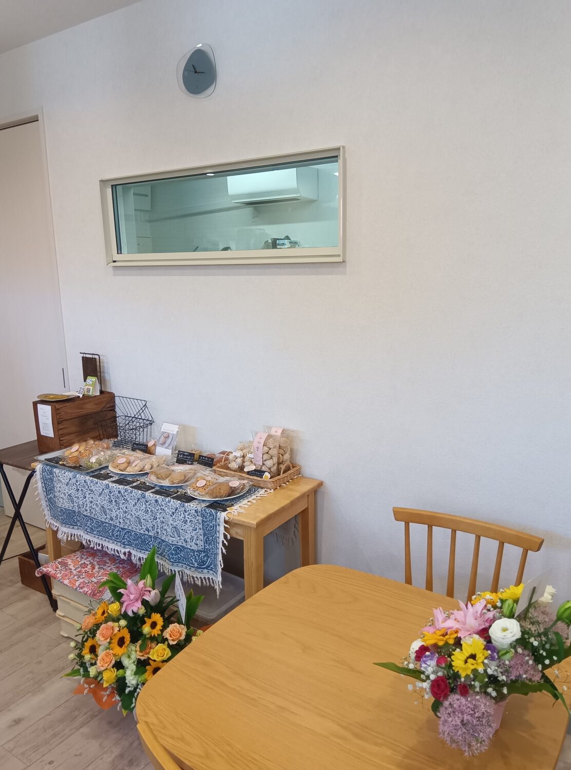 岐阜で注文住宅ならアイデザインホーム|お引渡しの現場リポート|パンのコーヒーの小さなお店LOOPの店内 焼き菓子が置かれたカウンターとイートインスペース