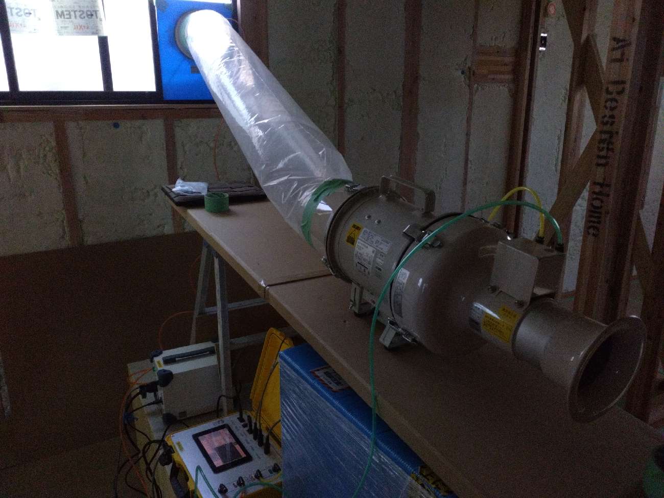 愛知で注文住宅ならアイデザインホーム｜気密測定の現場リポート｜気密測定器を設置した様子