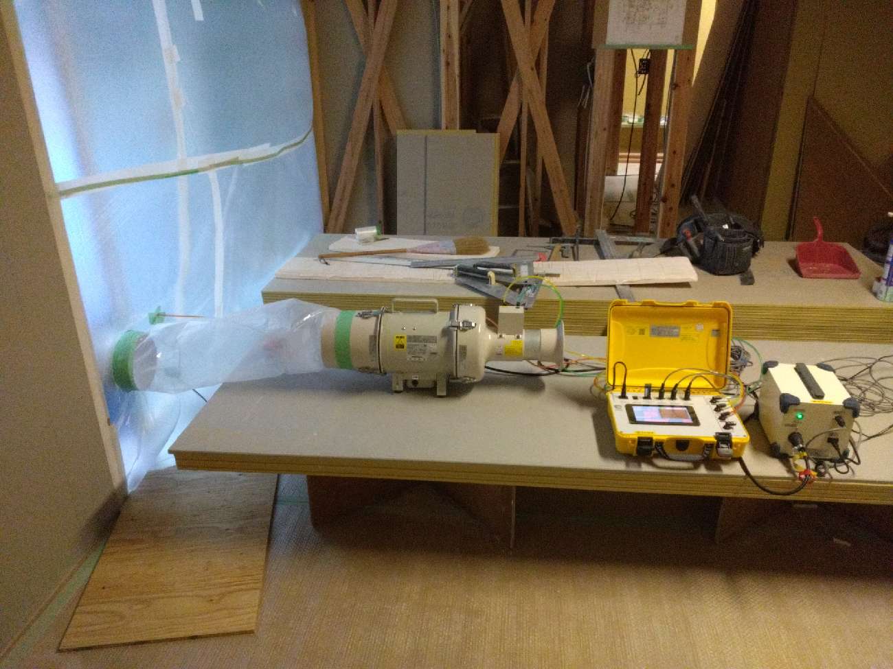 愛知で注文住宅ならアイデザインホーム｜気密測定の現場リポート｜気密測定器を設置した様子