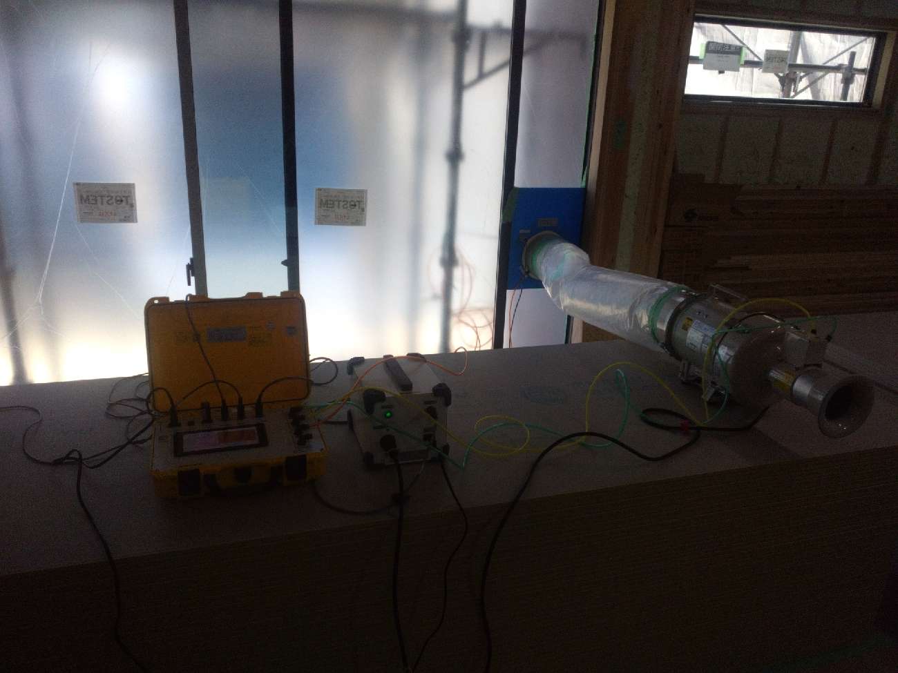 三重で注文住宅ならアイデザインホーム｜気密測定の現場リポート｜気密測定器を設置した様子