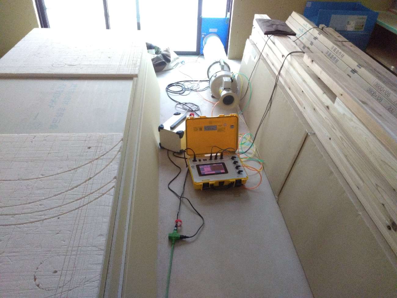 愛知で注文住宅ならアイデザインホーム|気密測定の現場リポート|気密測定器を設置した様子