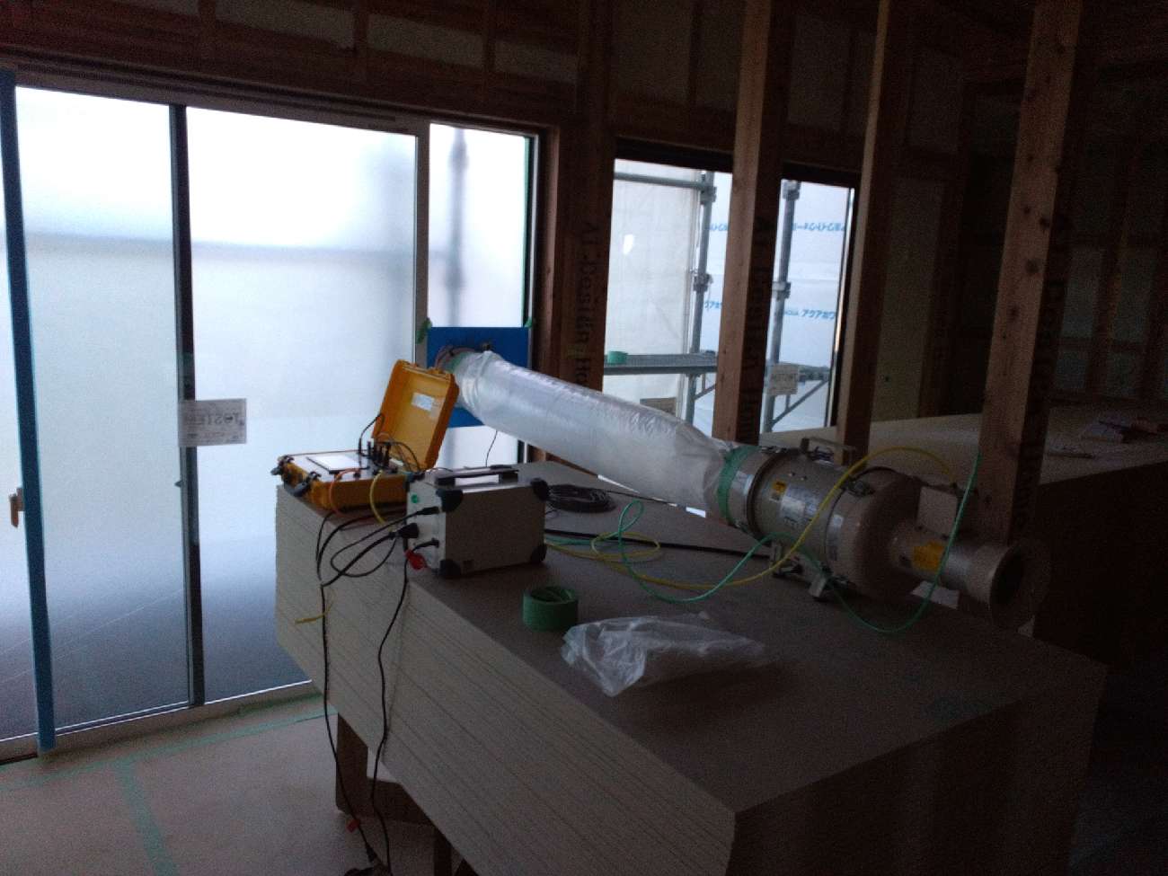 愛知で注文住宅ならアイデザインホーム|気密測定の現場リポート|気密測定器を設置した様子