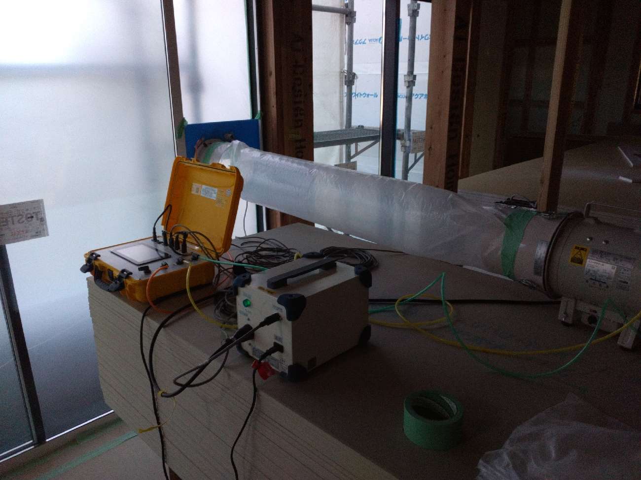 愛知で注文住宅ならアイデザインホーム|気密測定の現場リポート|気密測定を行っている様子