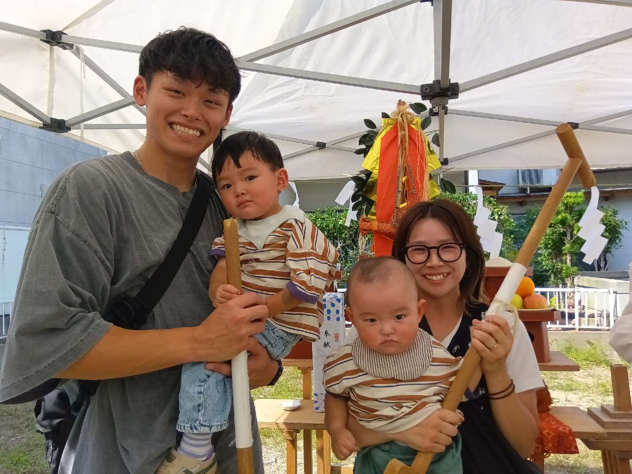 大阪で注文住宅ならアイデザインホーム｜地鎮祭の現場リポート｜祭壇前で記念撮影をするご家族