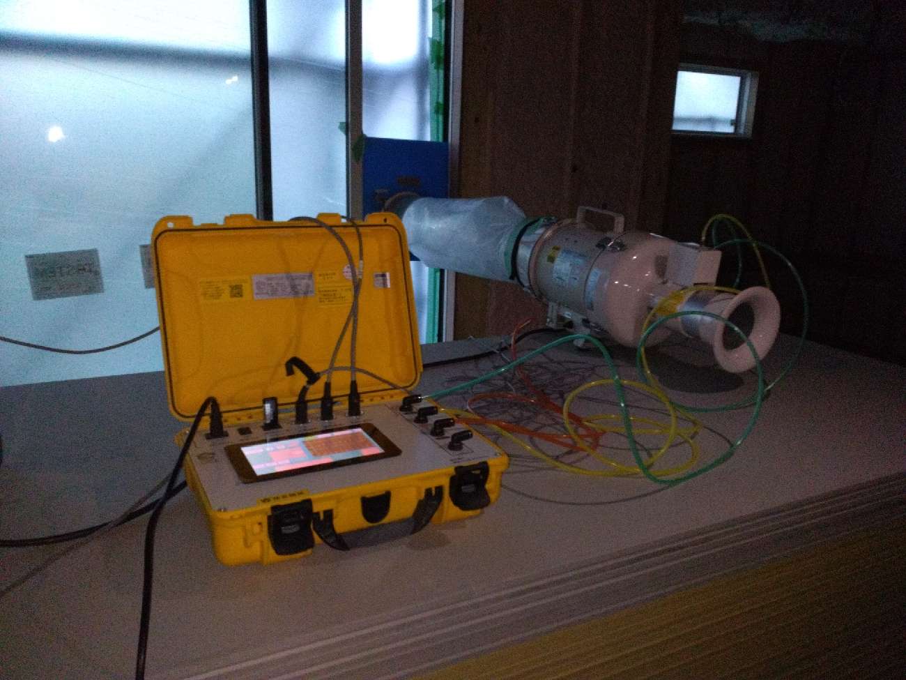 愛知で注文住宅ならアイデザインホーム|気密測定の現場リポート|気密測定の機器を設置した様子