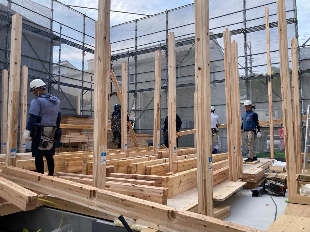 広島で注文住宅ならアイデザインホーム|上棟の現場リポート|職人さんが1階の柱を立てている様子