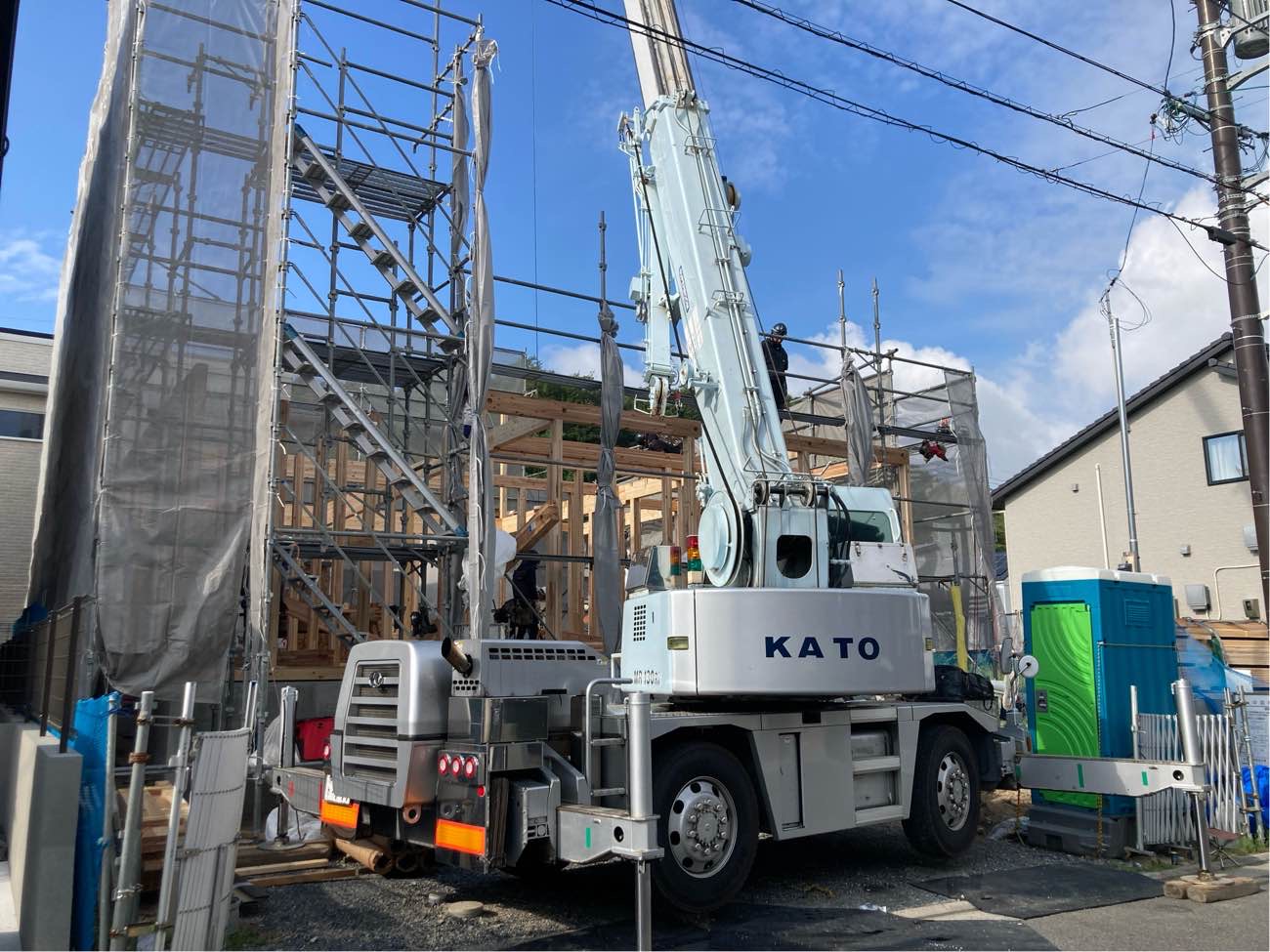広島で注文住宅ならアイデザインホーム|上棟の現場リポート|クレーン車を使って上棟を行っている様子