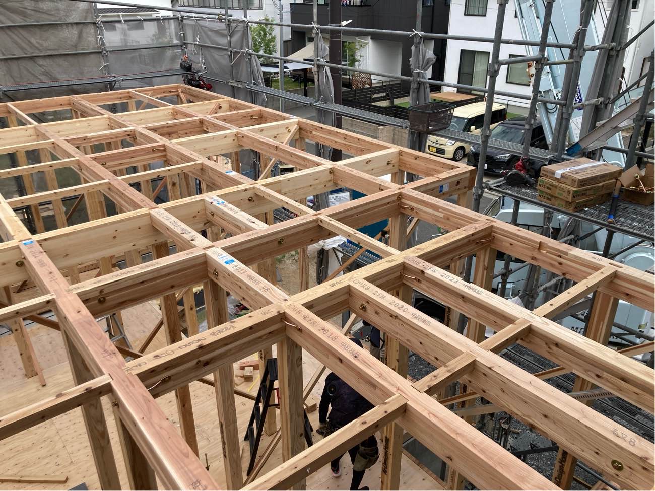 広島で注文住宅ならアイデザインホーム|上棟の現場リポート|1階の柱が立て終わった様子