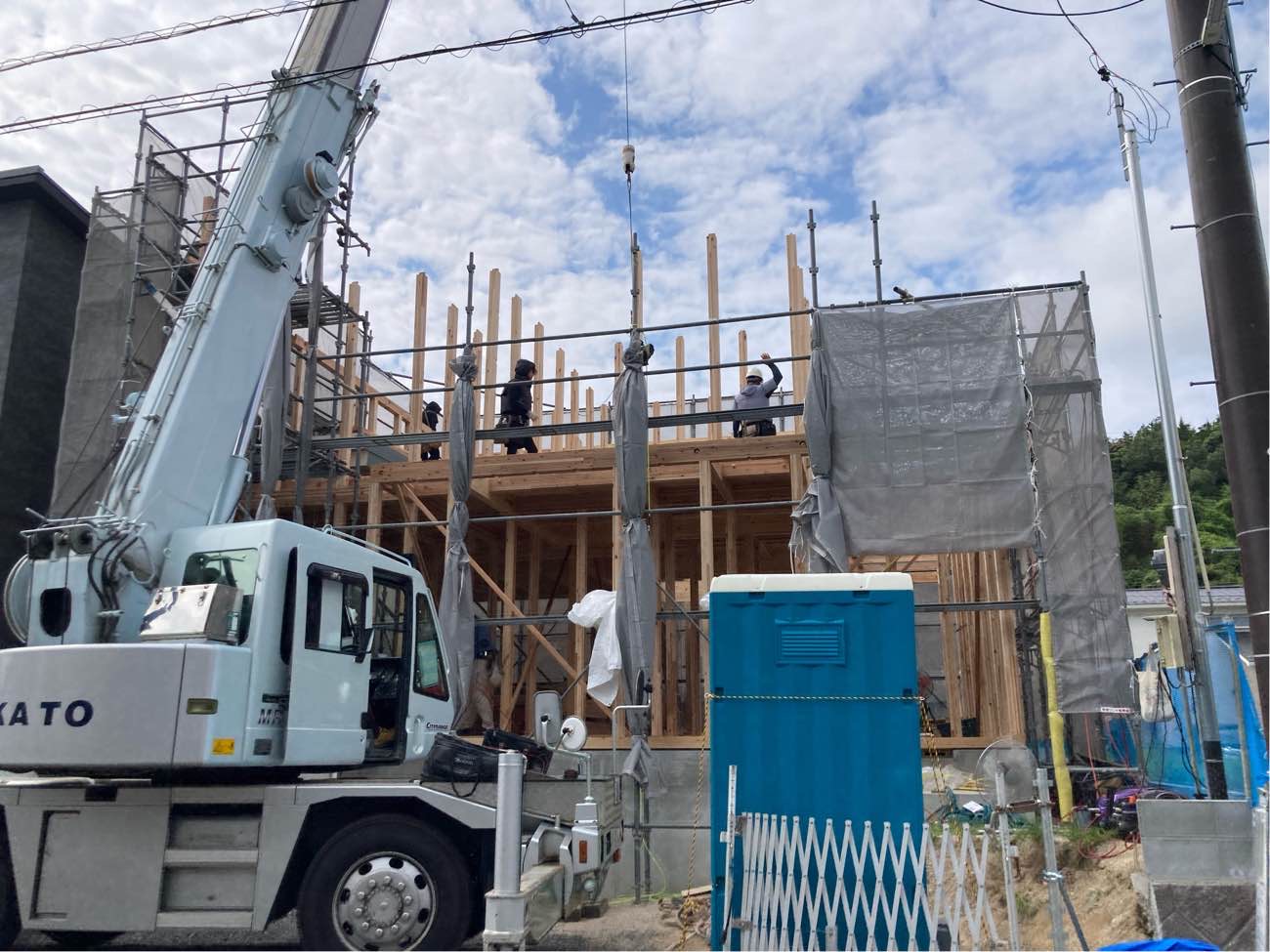 広島で注文住宅ならアイデザインホーム|上棟の現場リポート|職人さんたちが2階の柱を立てている様子