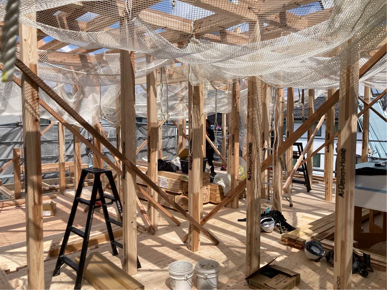 広島で注文住宅ならアイデザインホーム|上棟の現場リポート|転落防止ネットが張られた2階の様子