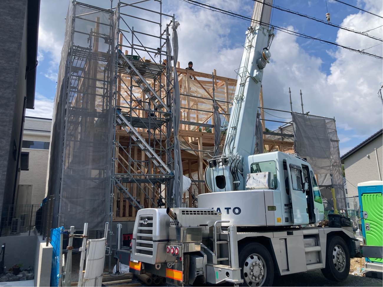 広島で注文住宅ならアイデザインホーム|上棟の現場リポート|クレーン車を使い屋根材を運んでいる様子