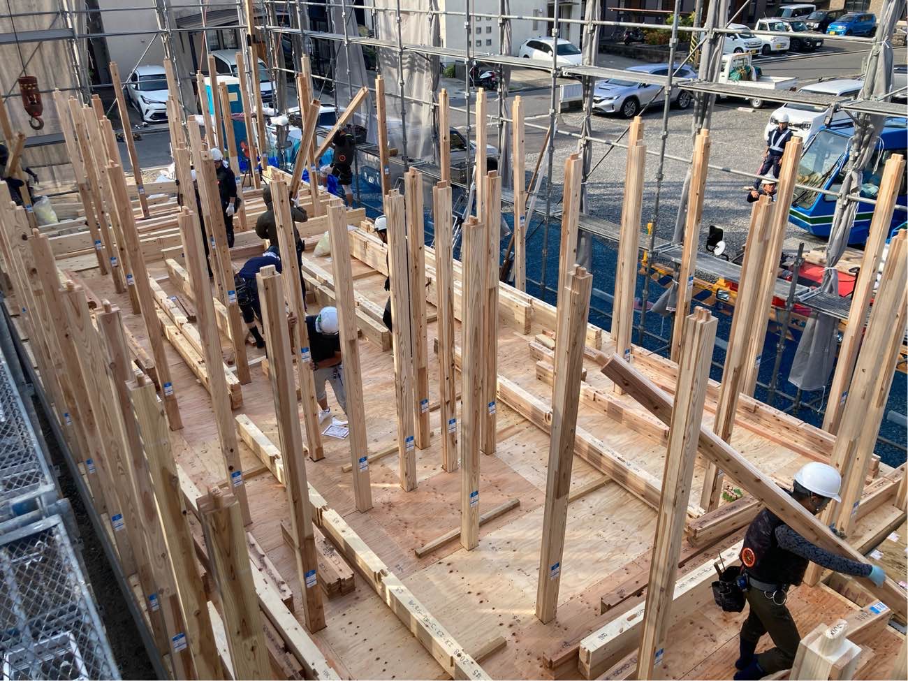 広島で注文住宅ならアイデザインホーム｜上棟の現場リポート｜職人さんたちが1階の柱を立てている様子