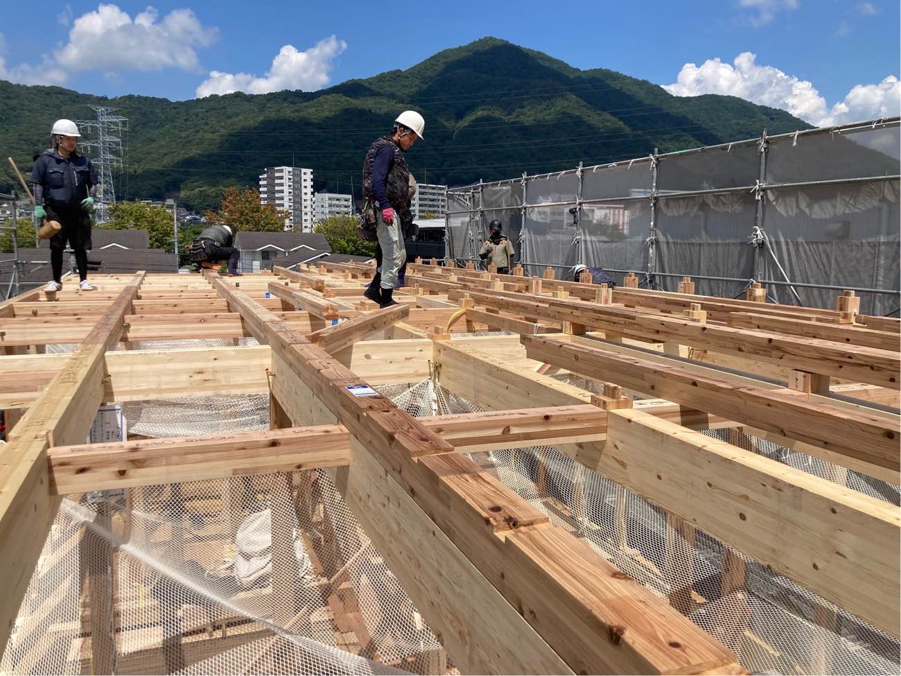 広島で注文住宅ならアイデザインホーム｜上棟の現場リポート｜小屋束を施工する職人さんたち