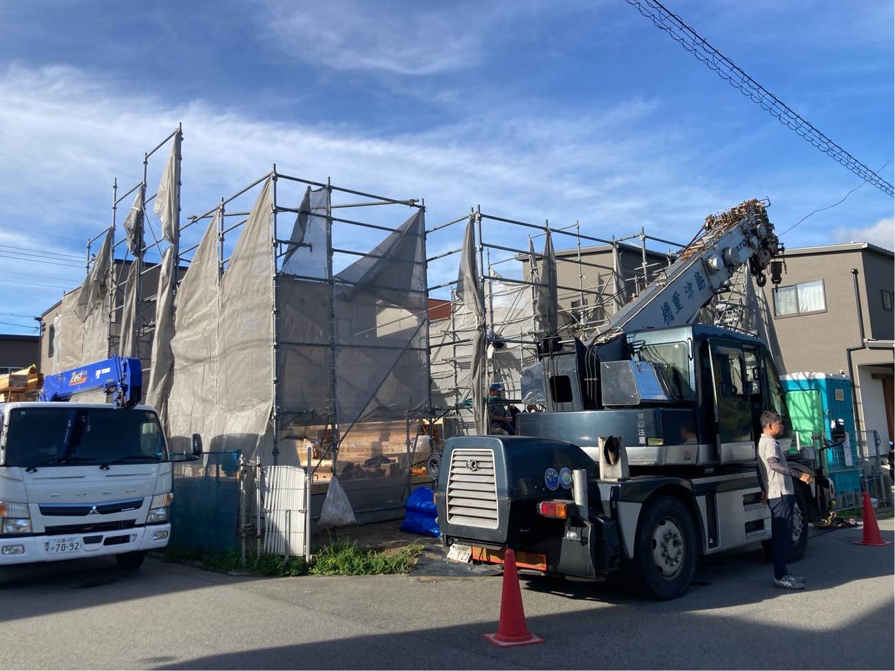 広島で注文住宅ならアイデザインホーム｜上棟の現場リポート｜クレーン車と職人さんが映っている