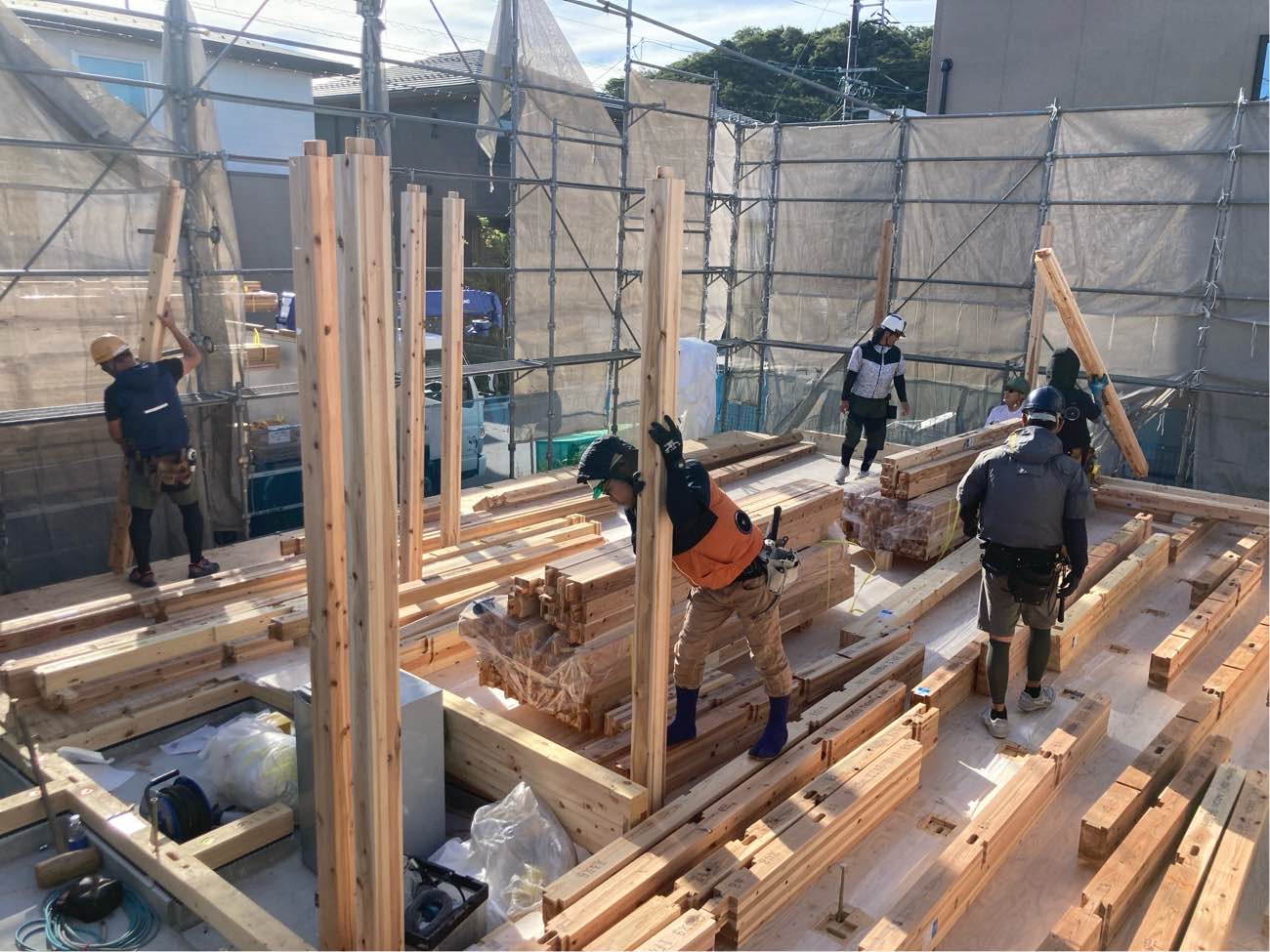 広島で注文住宅ならアイデザインホーム｜上棟の現場リポート｜職人さんたちが1階の柱を立てている様子