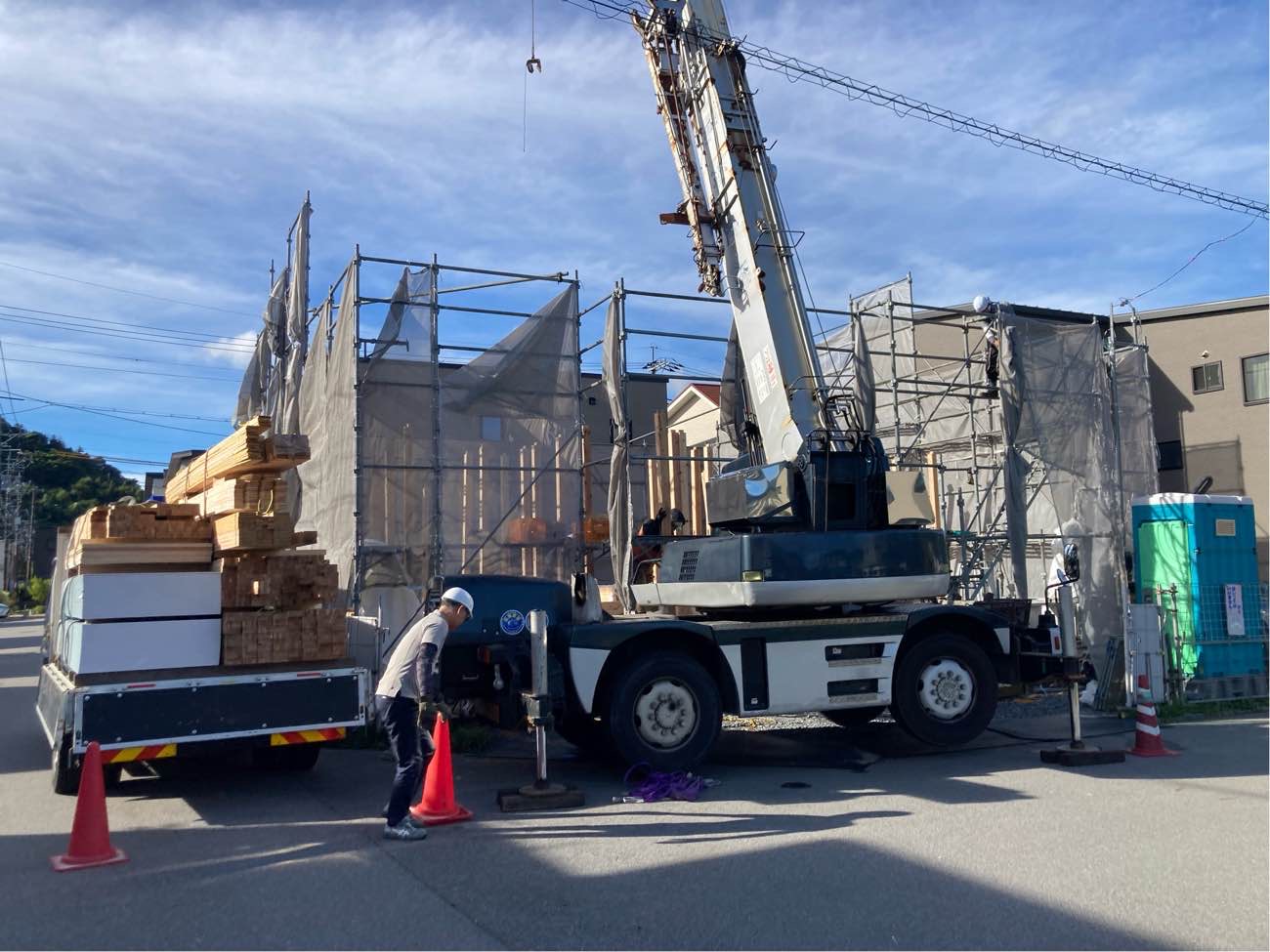 広島で注文住宅ならアイデザインホーム｜上棟の現場リポート｜クレーン車を使って部材を運んでいる様子